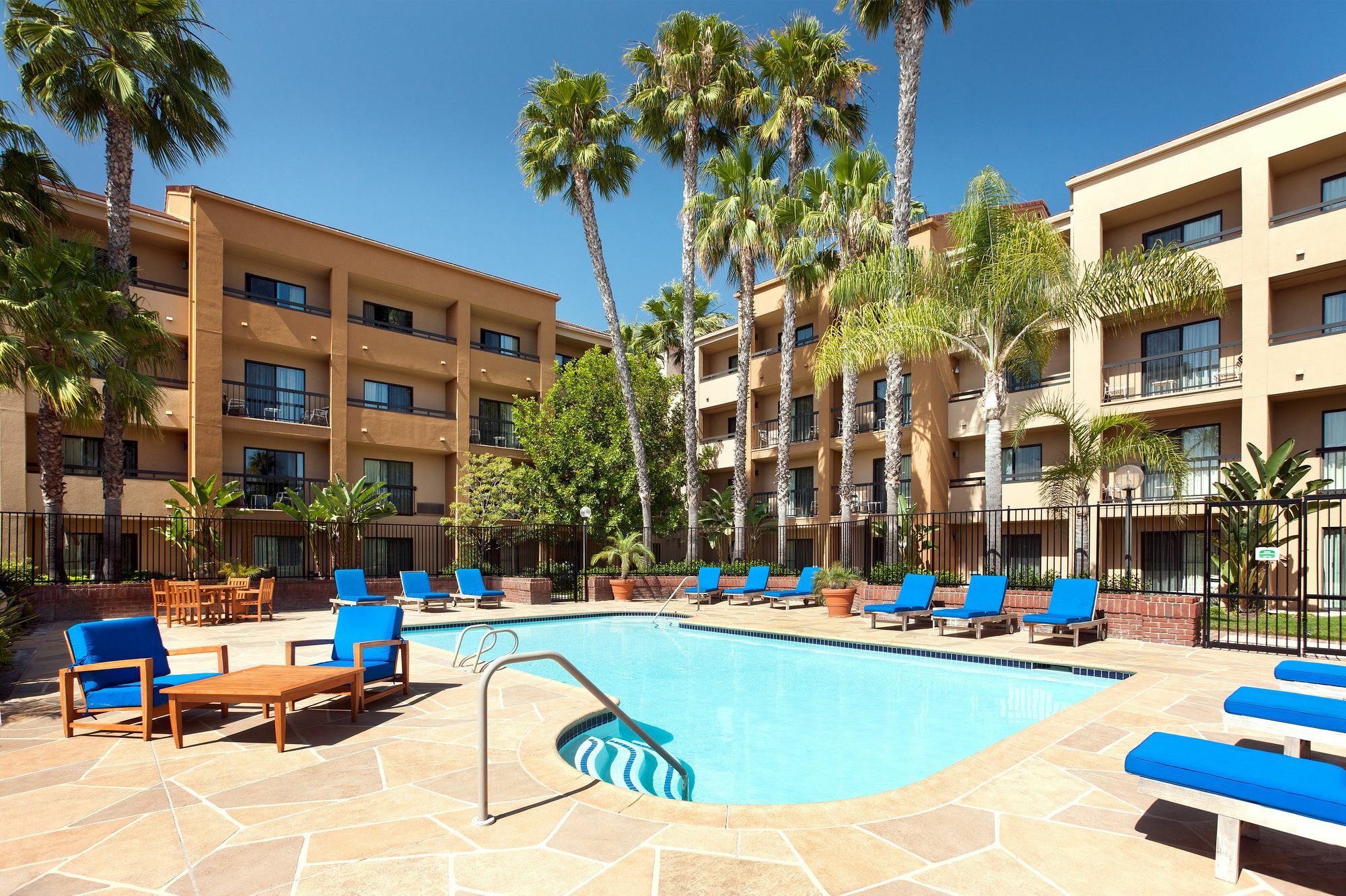 Отель Courtyard Costa Mesa South Coast Metro Санта-Ана Экстерьер фото