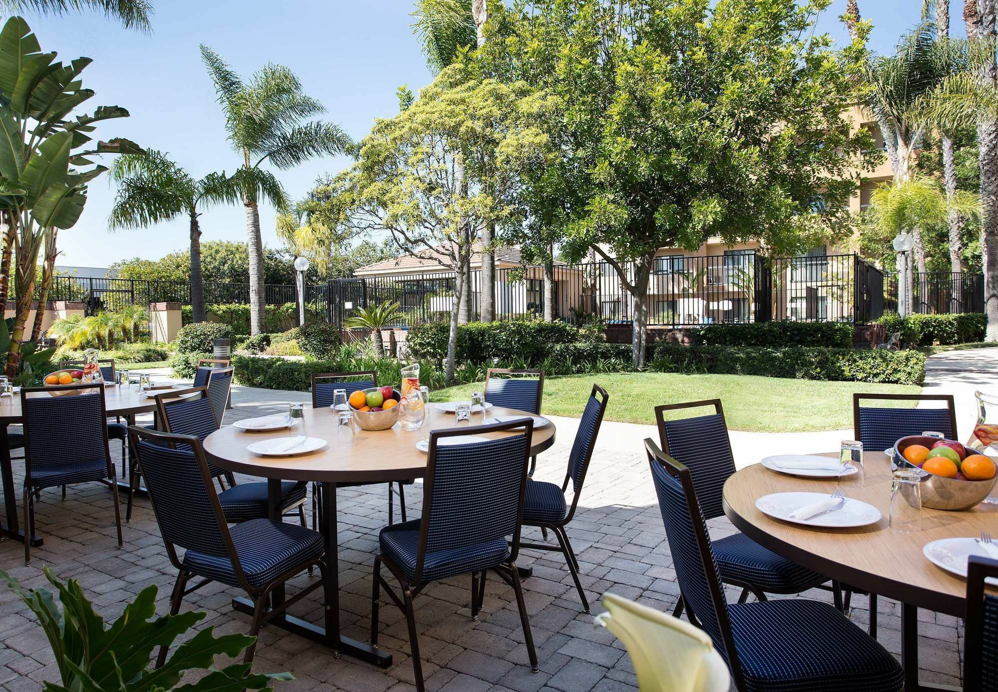 Отель Courtyard Costa Mesa South Coast Metro Санта-Ана Экстерьер фото